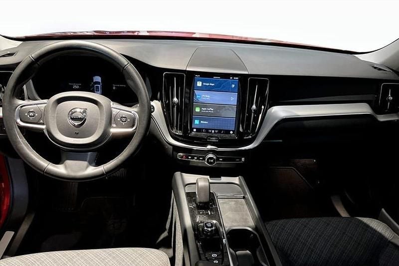 Begagnad Volvo XC60 Core 355 HK (261 kW) 2024 Röd SUV