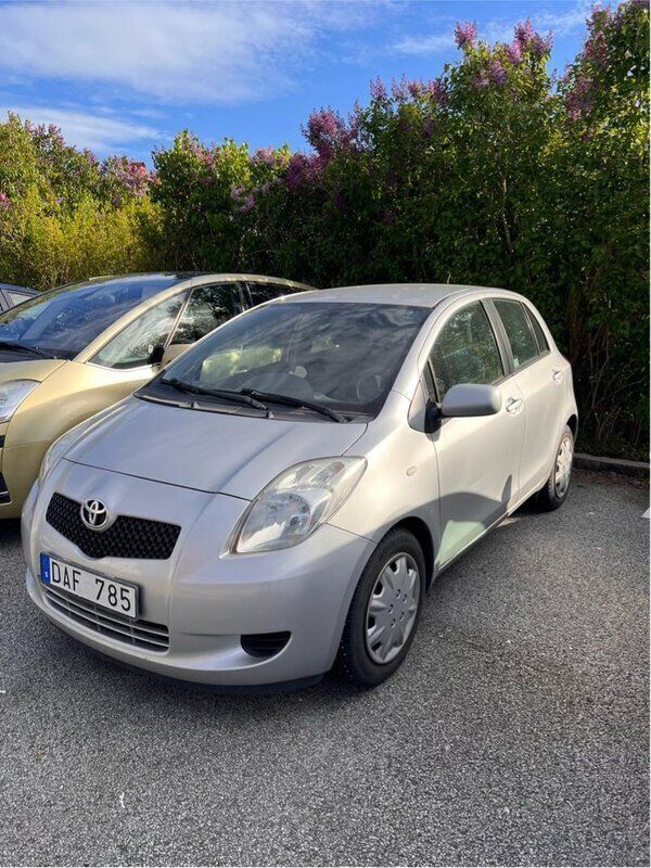 Silver Begagnad 2006 Toyota Yaris Halvkombi | 35 000 kr (Marknadspris) - Bild 1/4