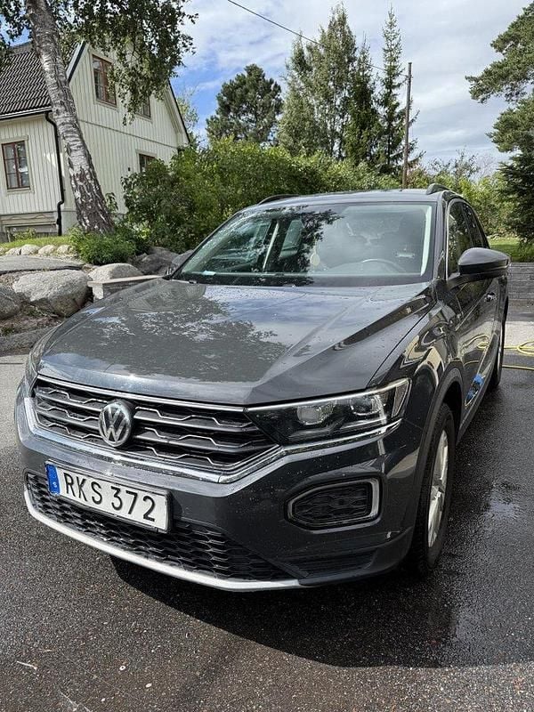 Grå Begagnad 2019 VW T-Roc SUV | 170 000 kr (Marknadspris) - Bild 1/4