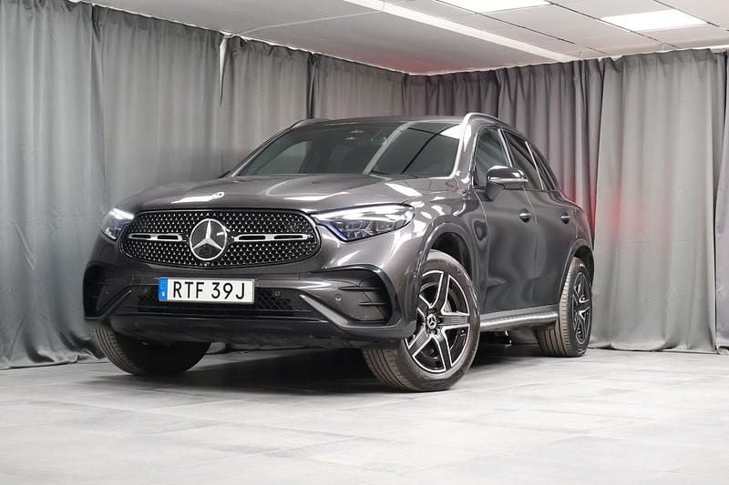 Grå Begagnad 2023 Mercedes GLC300e Premium SUV | 699 000 kr (Lite dyr) - Bild 1/4