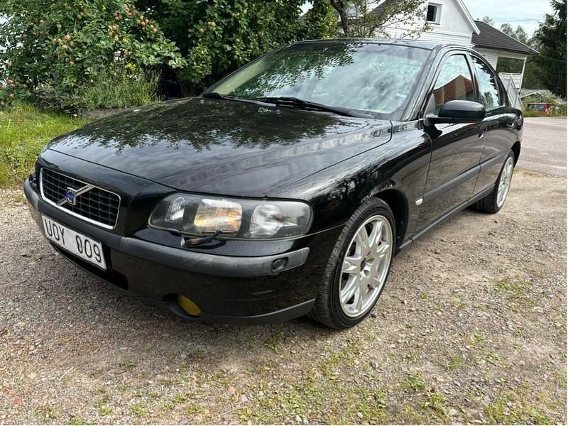 Svart Begagnad 2004 Volvo S60 Business Edition Sedan | 26 000 kr (Marknadspris) - Bild 1/4