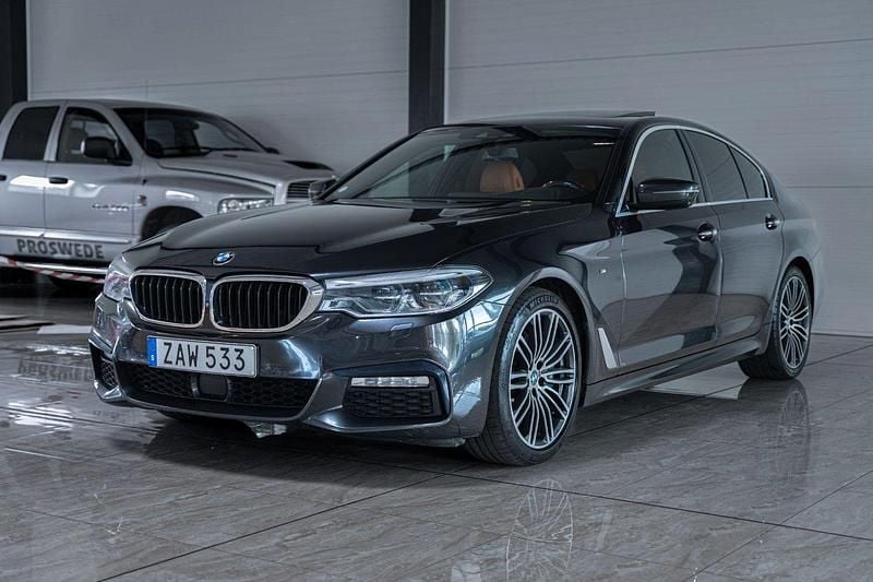 Grå Begagnad 2017 BMW 530 M Sport Sedan | 299 500 kr (Marknadspris) - Bild 1/4