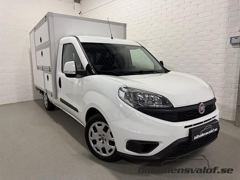 Vit Begagnad 2016 Fiat Doblò Minibuss | 94 900 kr (Marknadspris) - Bild 1/4