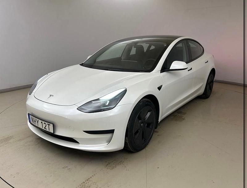 Vit Begagnad 2023 Tesla Model 3 Standard Range Sedan | 289 800 kr (Superpris) - Bild 1/4
