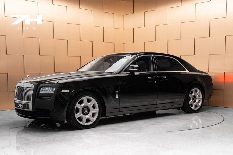 Mörkröd Begagnad 2011 Rolls Royce Ghost Sedan | 1 449 000 kr - Bild 1/4