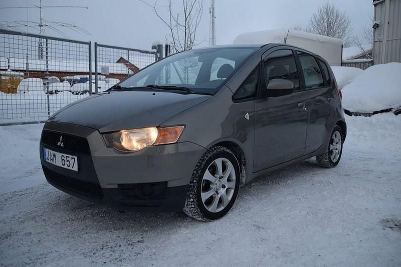 Grå Begagnad 2008 Mitsubishi Colt Edition Halvkombi | 44 900 kr (Lite dyr) - Bild 1/4