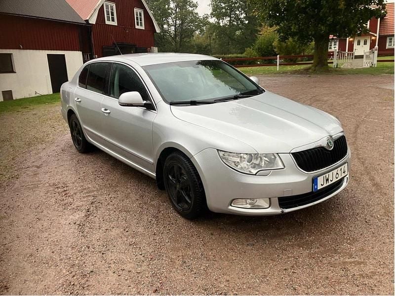 Silver Begagnad 2009 Skoda Superb Ambition Halvkombi | 25 000 kr (Marknadspris) - Bild 1/4