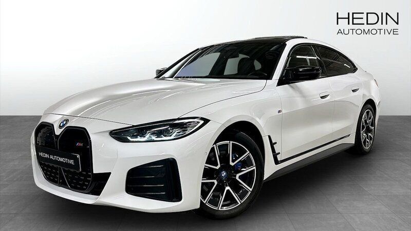 Vit (white) Begagnad 2023 BMW i4 Sedan | 619 700 kr (Marknadspris) - Bild 1/4