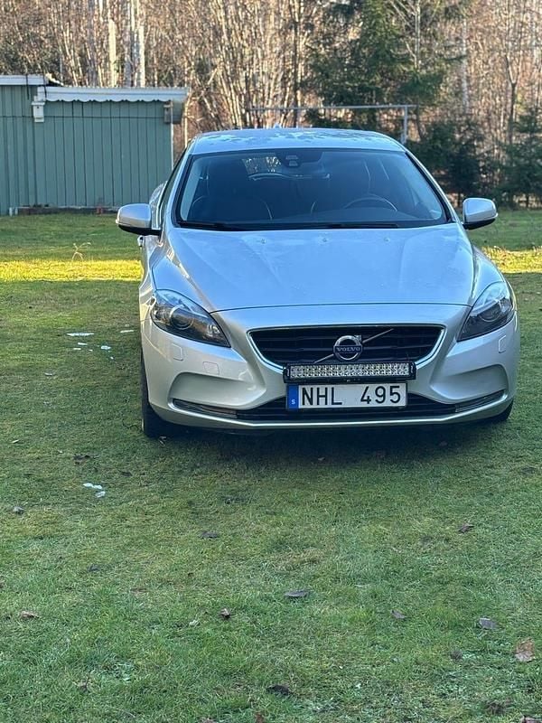 Begagnad 2014 Volvo V40 Halvkombi | 94 000 kr (Superpris) - Bild 1/4