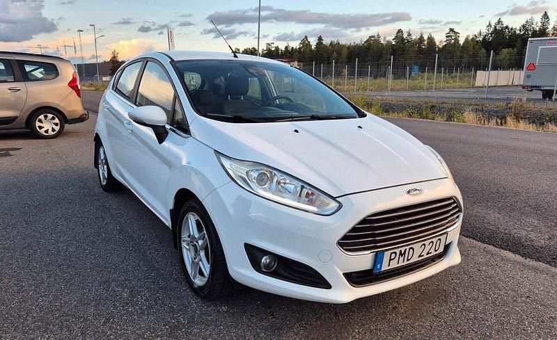 Vit Begagnad 2014 Ford Fiesta Titanium Halvkombi | 59 900 kr (Marknadspris) - Bild 1/4