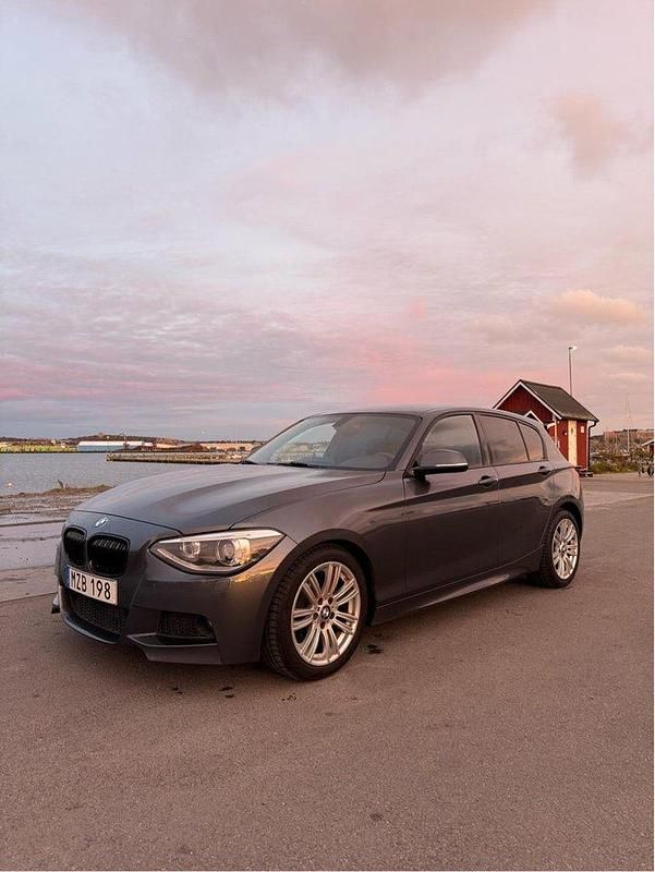 Grå Begagnad 2013 BMW 118 M Sport Halvkombi | 109 000 kr (Lite dyr) - Bild 1/4