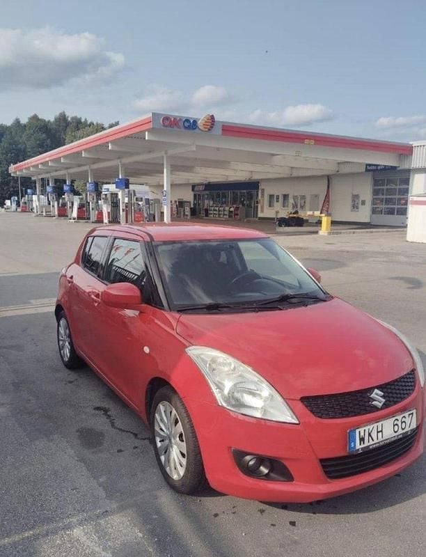 Röd Begagnad 2013 Suzuki Swift Halvkombi | 48 000 kr (Bra pris) - Bild 1/4