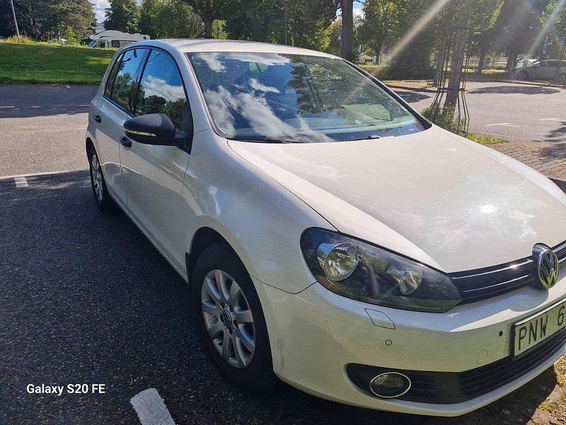 Vit Begagnad 2012 VW Golf Halvkombi | 65 000 kr (Marknadspris) - Bild 1/4