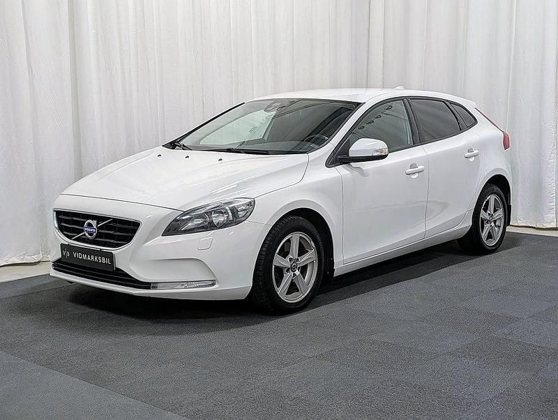 Vit Begagnad 2015 Volvo V40 Halvkombi | 109 900 kr (Marknadspris) - Bild 1/4