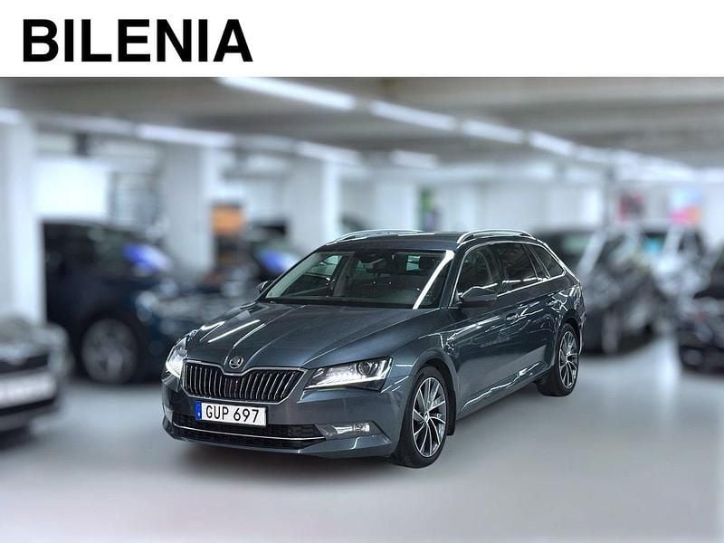 Mörkgrå Begagnad 2017 Skoda Superb Business Line Kombi | 194 900 kr (Bra pris) - Bild 1/4