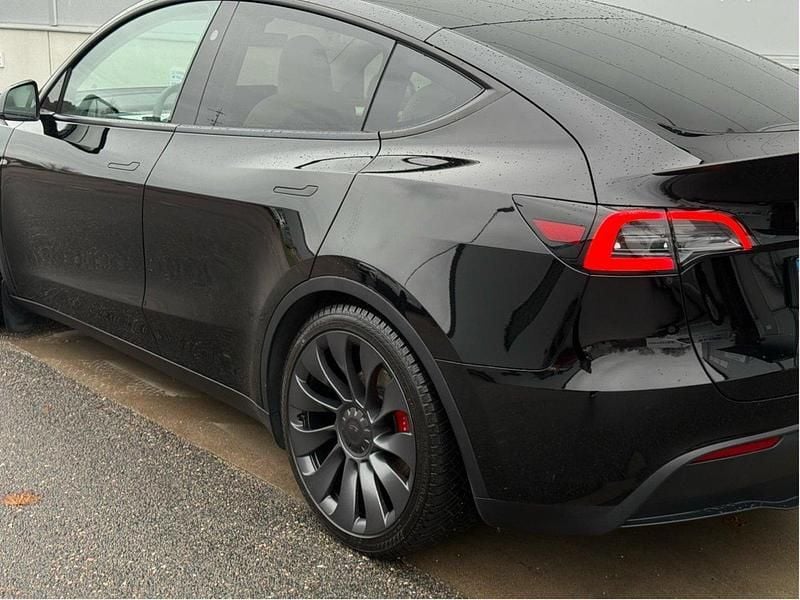 Svart Begagnad 2024 Tesla Model Y Performance SUV | 499 900 kr (Lite dyr) - Bild 1/4