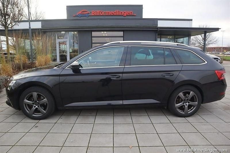 Svart Begagnad 2022 Skoda Superb Kombi | 314 900 kr (Marknadspris) - Bild 1/4