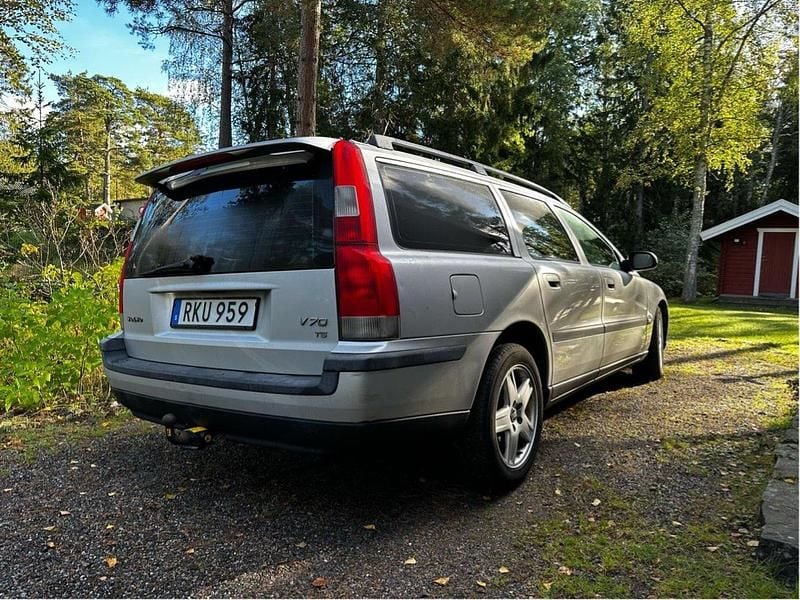 Röd Begagnad 2000 Volvo V70 Kombi | 17 000 kr (Superpris) - Bild 1/4