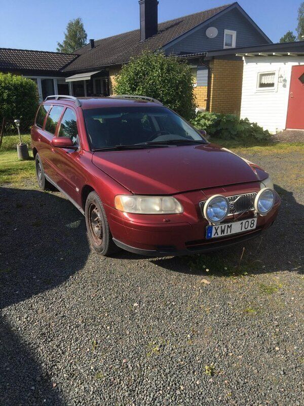 Röd Begagnad 2006 Volvo V70 Business Edition Kombi | 6 000 kr (Superpris) - Bild 1/3