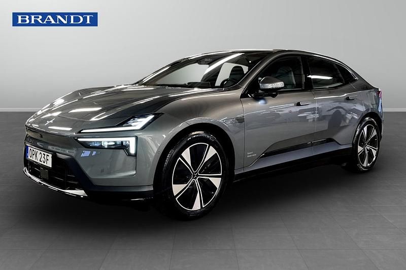 Grå Begagnad 2025 Polestar 4 Long Range Dual motor SUV | 669 900 kr (Marknadspris) - Bild 1/3