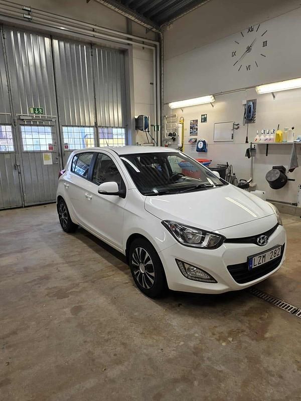 Vit Begagnad 2013 Hyundai i20 Halvkombi | 85 000 kr (Marknadspris) - Bild 1/4