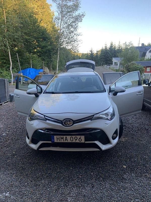 Vit Begagnad 2017 Toyota Avensis Active Kombi | 110 000 kr (Superpris) - Bild 1/4