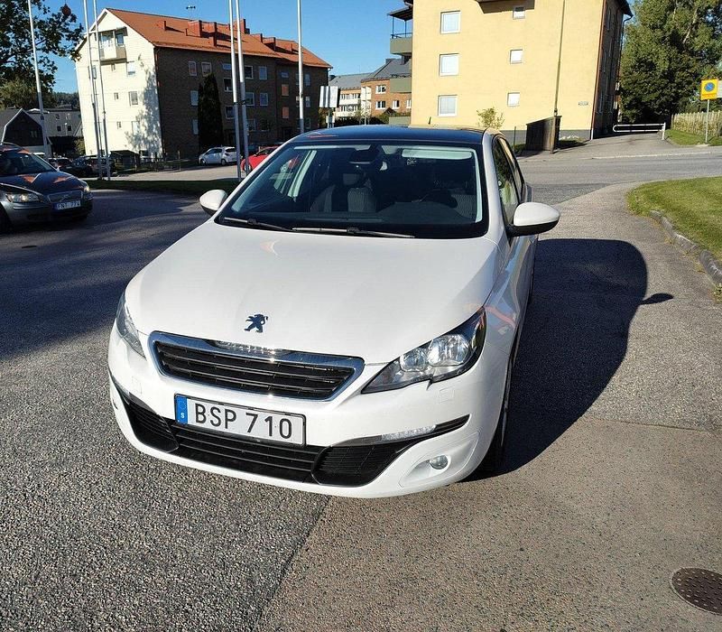 Vit Begagnad 2014 Peugeot 308 Halvkombi | 89 000 kr (Marknadspris) - Bild 1/4