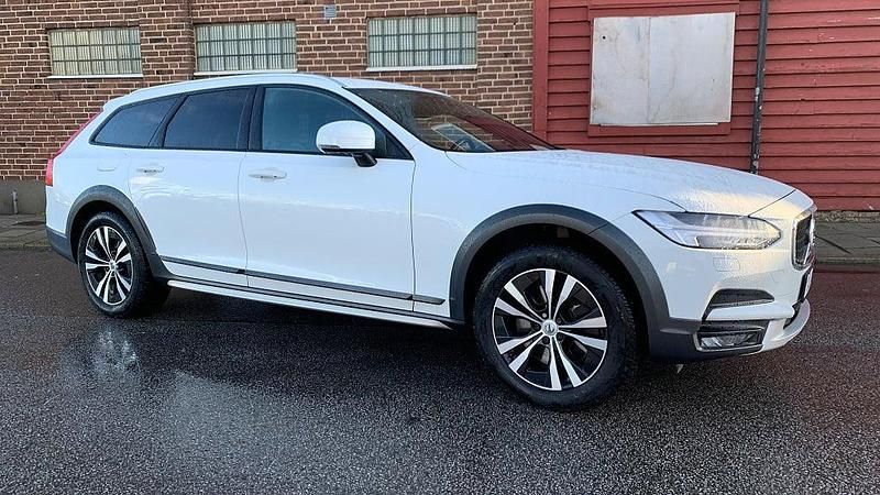Vit Begagnad 2019 Volvo V90 CC Momentum Kombi | 279 000 kr (Lite dyr) - Bild 1/4