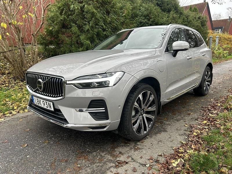 Silver (silver dawn metallic) Begagnad 2024 Volvo XC60 Plus SUV | 460 500 kr (Superpris) - Bild 1/4