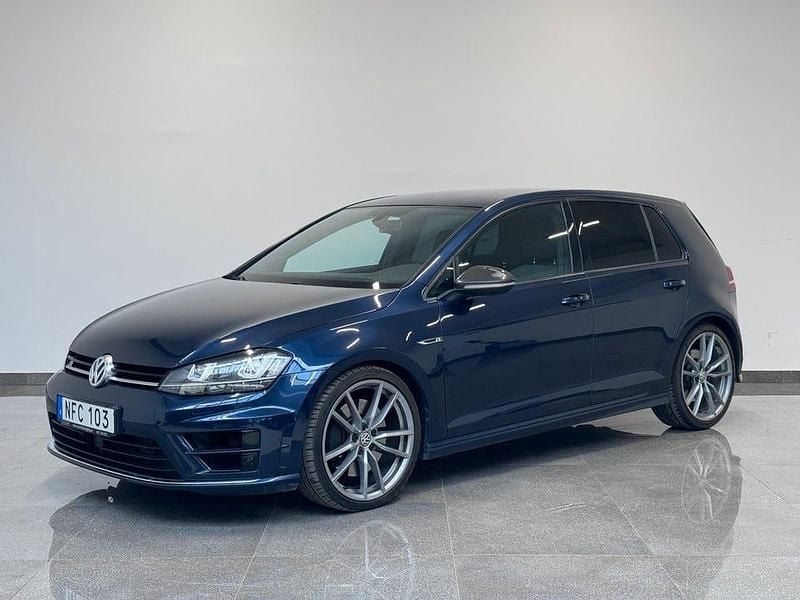 Mörkblå (blå) Begagnad 2016 VW Golf VII R Halvkombi | 269 900 kr (Dyr) - Bild 1/4