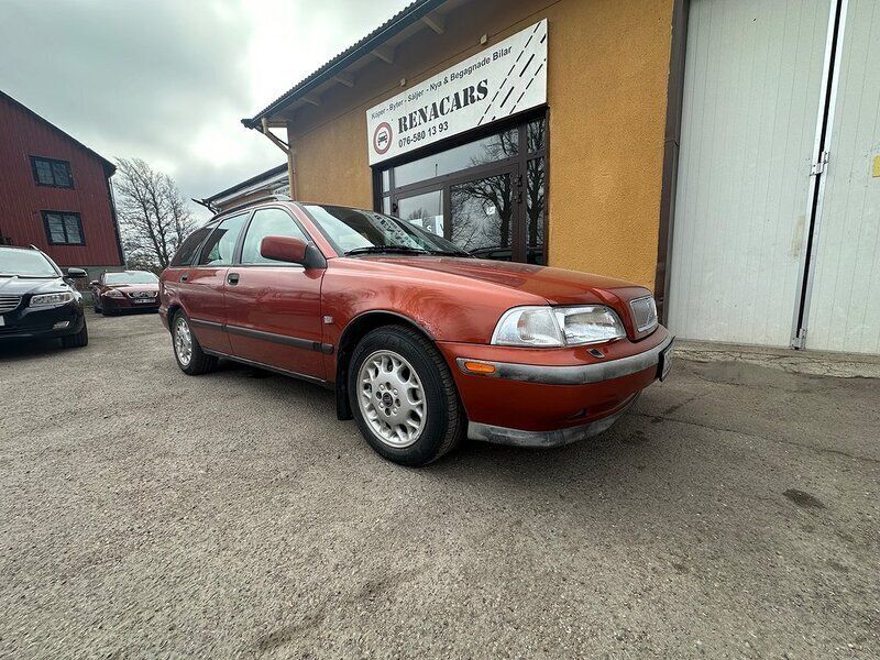 Orange Begagnad 1998 Volvo V40 Kombi | 14 900 kr - Bild 1/4