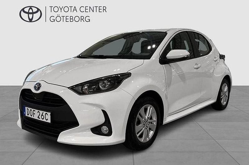 Vit Begagnad 2022 Toyota Yaris Hybrid Active Halvkombi | 199 900 kr (Marknadspris) - Bild 1/4
