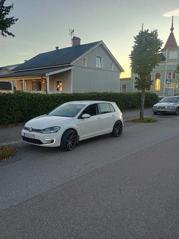 Vit Begagnad 2018 VW e-Golf Halvkombi | 150 000 kr (Marknadspris) - Bild 1/2
