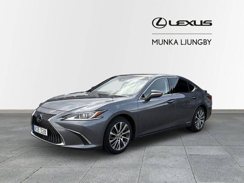 Grå Begagnad 2018 Lexus ES300H Executive Line Sedan | 329 900 kr (Lite dyr) - Bild 1/4