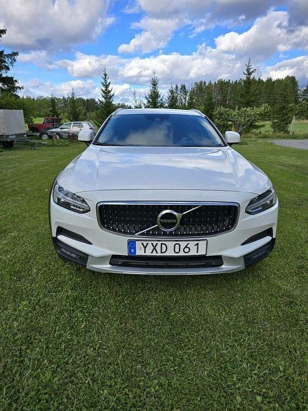Vit Begagnad 2018 Volvo V90 CC Momentum Kombi | 249 000 kr (Marknadspris) - Bild 1/4