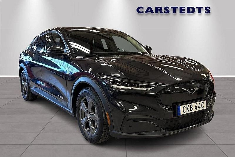 Grå Begagnad 2022 Ford Mustang Mach-E Standard Range SUV | 359 900 kr (Marknadspris) - Bild 1/4