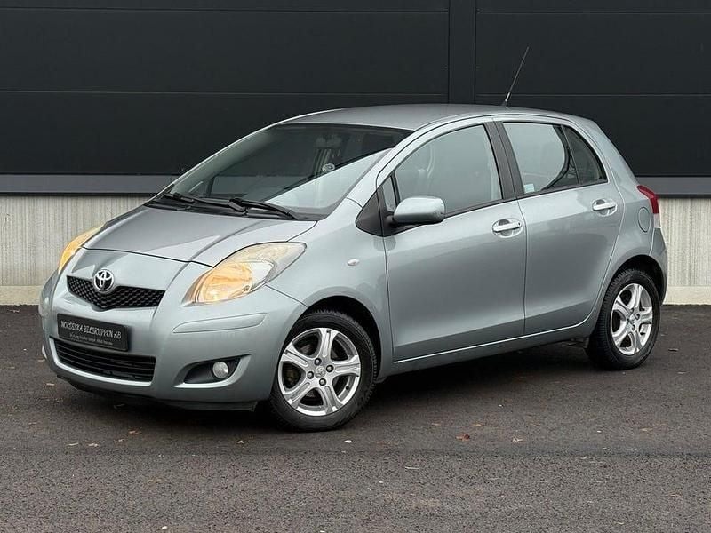 Grå Begagnad 2011 Toyota Yaris Halvkombi | 54 800 kr (Marknadspris) - Bild 1/4
