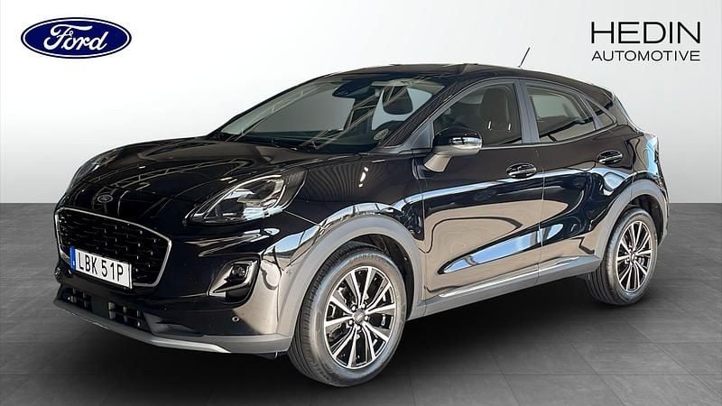 Svart (black) Begagnad 2021 Ford Puma Gen-E Sedan | 199 000 kr (Marknadspris) - Bild 1/4