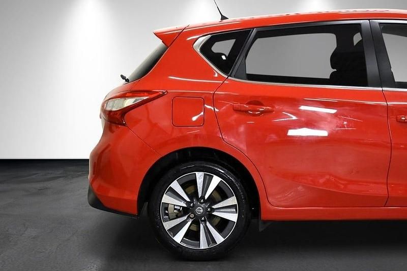 Begagnad Nissan Pulsar 116 HK (85 kW) 2016 Röd Halvkombi