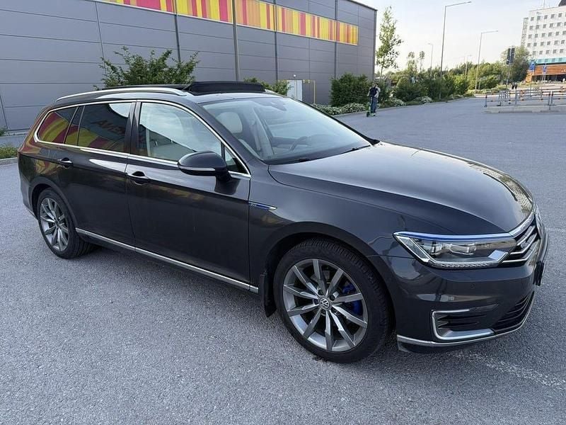 Grå Begagnad 2018 VW Passat GTE Kombi | 172 900 kr (Marknadspris) - Bild 1/4