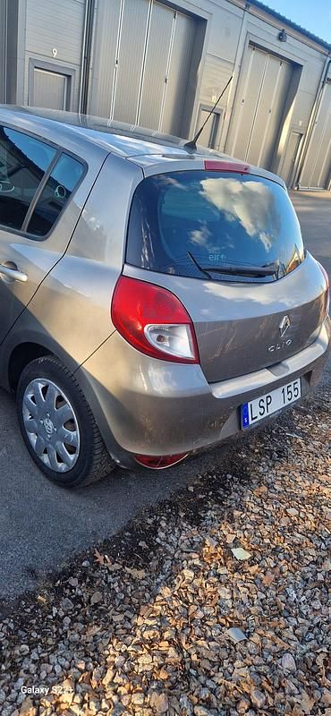 Begagnad Renault Clio R.S. 75 HK (55 kW) 2011 Halvkombi