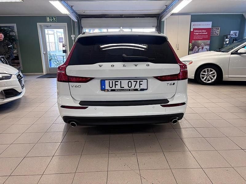 Begagnad Volvo V60 Momentum 253 HK (186 kW) 2020 Vit Kombi