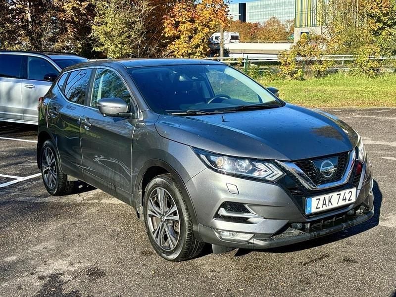 Grå Begagnad 2018 Nissan Qashqai SUV | 144 000 kr (Marknadspris) - Bild 1/4