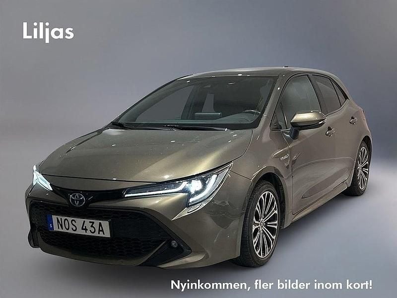 Grön Begagnad 2020 Toyota Corolla Hybrid Halvkombi | 215 000 kr (Marknadspris) - Bild 1/4