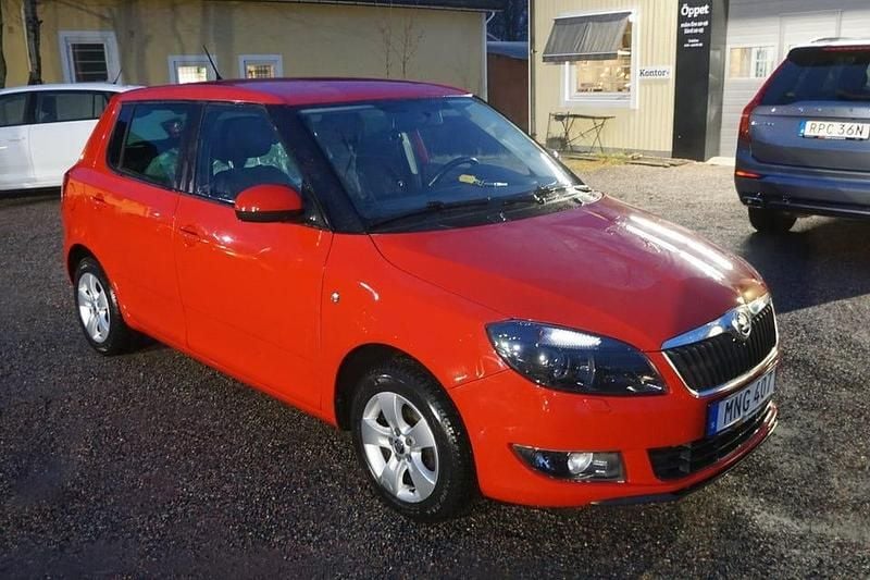 Röd Begagnad 2014 Skoda Fabia Halvkombi | 79 900 kr (Marknadspris) - Bild 1/4