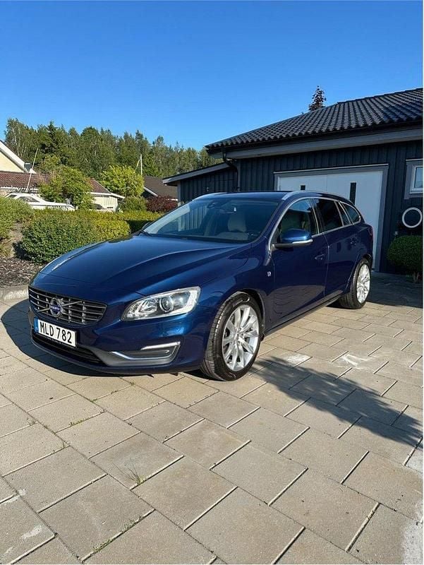 Blå Begagnad 2015 Volvo V60 Momentum Kombi | 185 000 kr (Dyr) - Bild 1/4