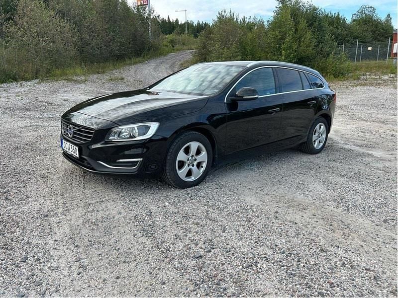 Svart Begagnad 2017 Volvo V60 Summum Kombi | 215 000 kr (Marknadspris) - Bild 1/4