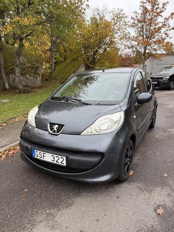 Grå Begagnad 2008 Peugeot 107 Halvkombi | 16 900 kr (Marknadspris) - Bild 1/4
