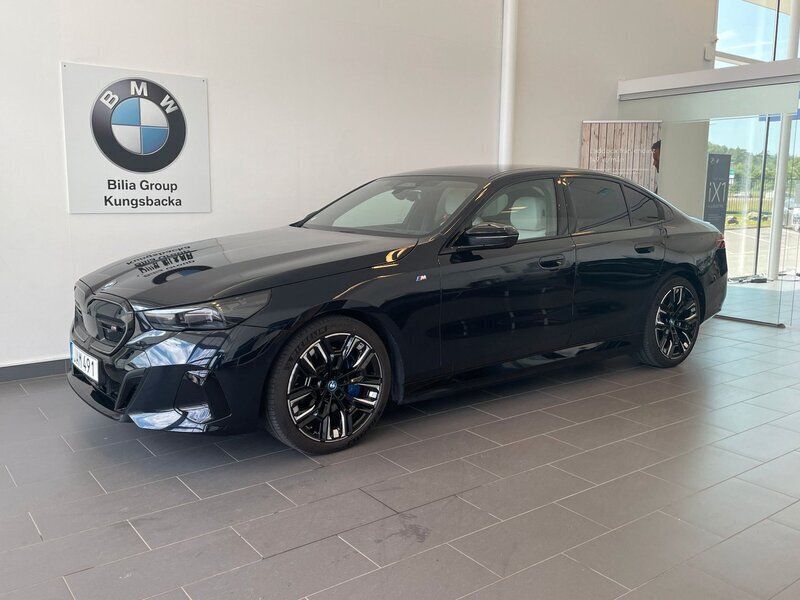 Svart Begagnad 2023 BMW i5 M Sport Sedan | 839 000 kr - Bild 1/4