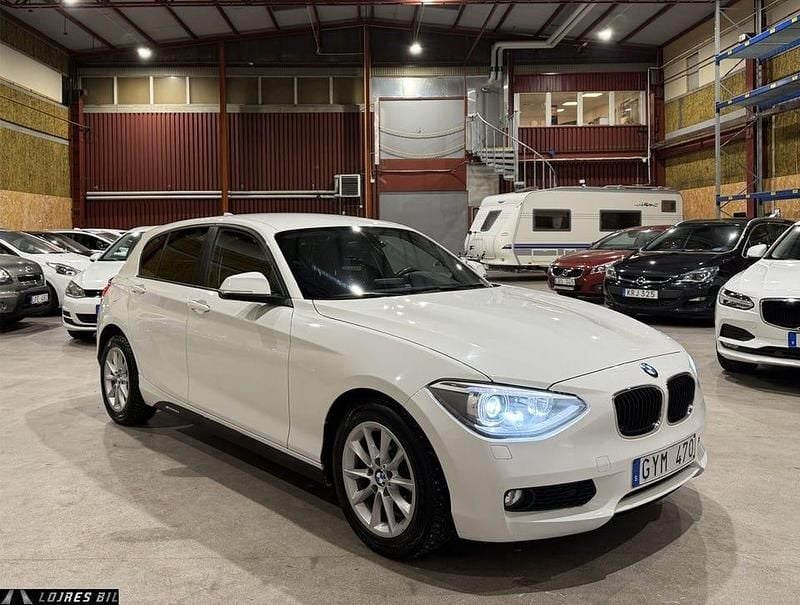 Vit Begagnad 2013 BMW 116 Halvkombi | 99 700 kr - Bild 1/4